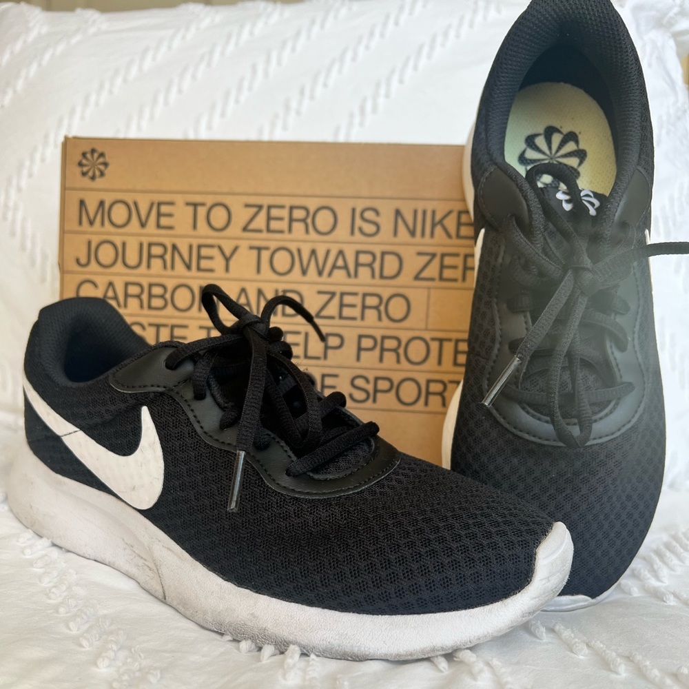 Women’s Nike Tanjun size 7.5